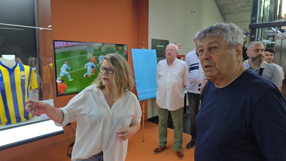 Mircea Lucescu, celebrat la Muzeul Fotbalului, cu tricoul lui Pele în spate » Cadoul special primit de la Andrei Nicolescu