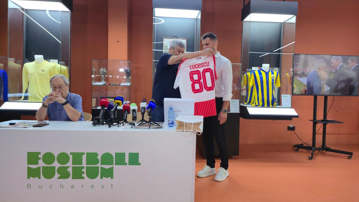 Mircea Lucescu, celebrat la Muzeul Fotbalului, cu tricoul lui Pele în spate » Cadoul special primit de la Andrei Nicolescu