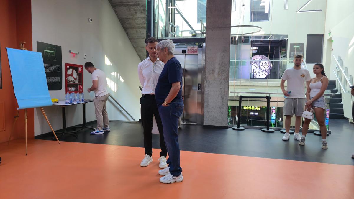 Mircea Lucescu, celebrat la Muzeul Fotbalului, cu tricoul lui Pele în spate » Cadoul special primit de la Andrei Nicolescu