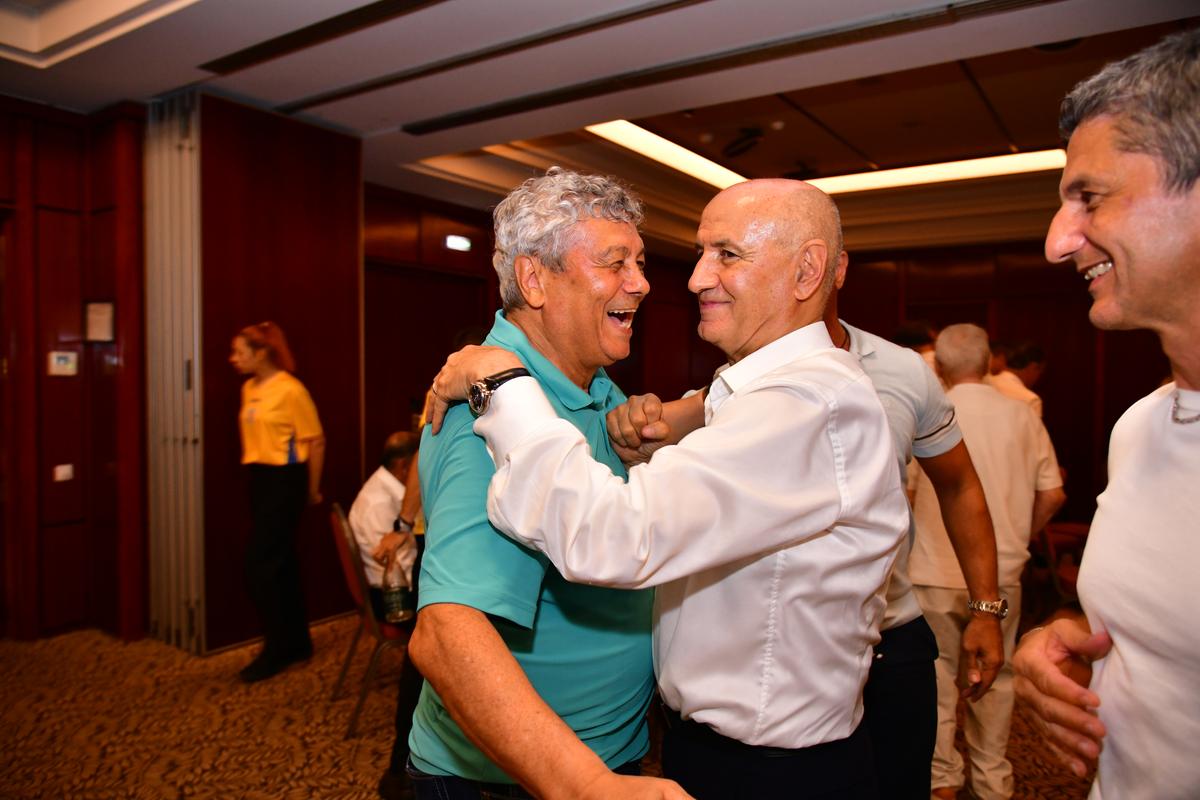L-au făcut pe Copos să scoată banii! Imagini printre mese de la petrecerea lui Mircea Lucescu » Momentul care a declanșat o criză de râs