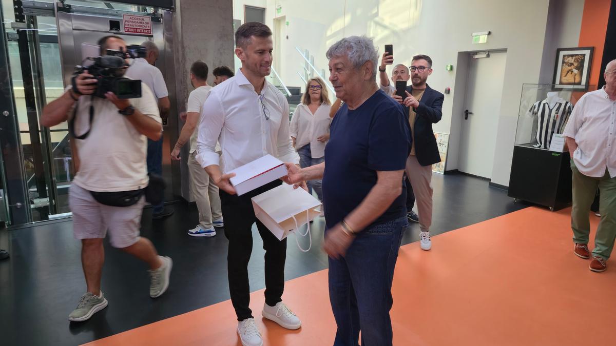 Mircea Lucescu, celebrat la Muzeul Fotbalului, cu tricoul lui Pele în spate » Cadoul special primit de la Andrei Nicolescu