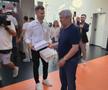 Mircea Lucescu, celebrat la Muzeul Fotbalului, cu tricoul lui Pele în spate » Cadoul special primit de la Andrei Nicolescu