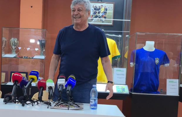 Mircea Lucescu, celebrat la Muzeul Fotbalului, cu tricoul lui Pele în spate » Cadoul special primit de la Andrei Nicolescu