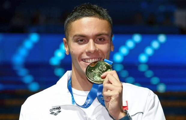 Din ce este făcută medalia de aur câștigată de David Popovici și ce reprezintă mesajul de pe ea