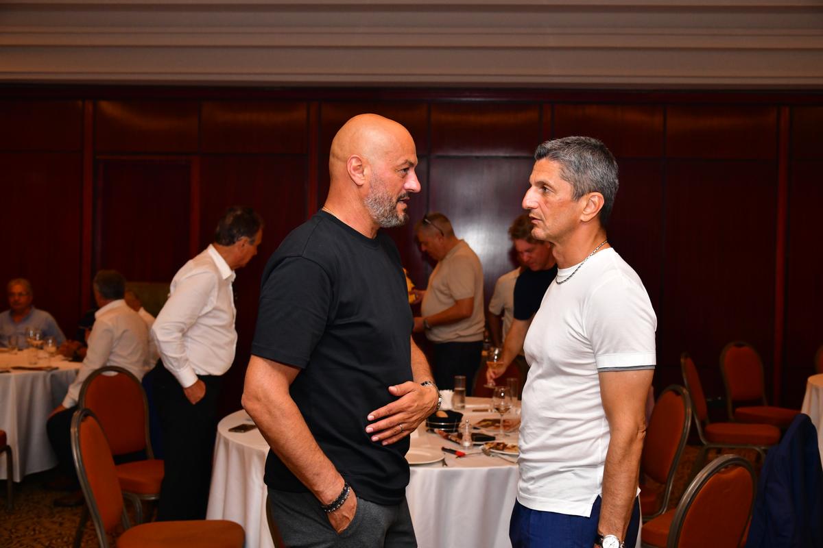 L-au făcut pe Copos să scoată banii! Imagini printre mese de la petrecerea lui Mircea Lucescu » Momentul care a declanșat o criză de râs