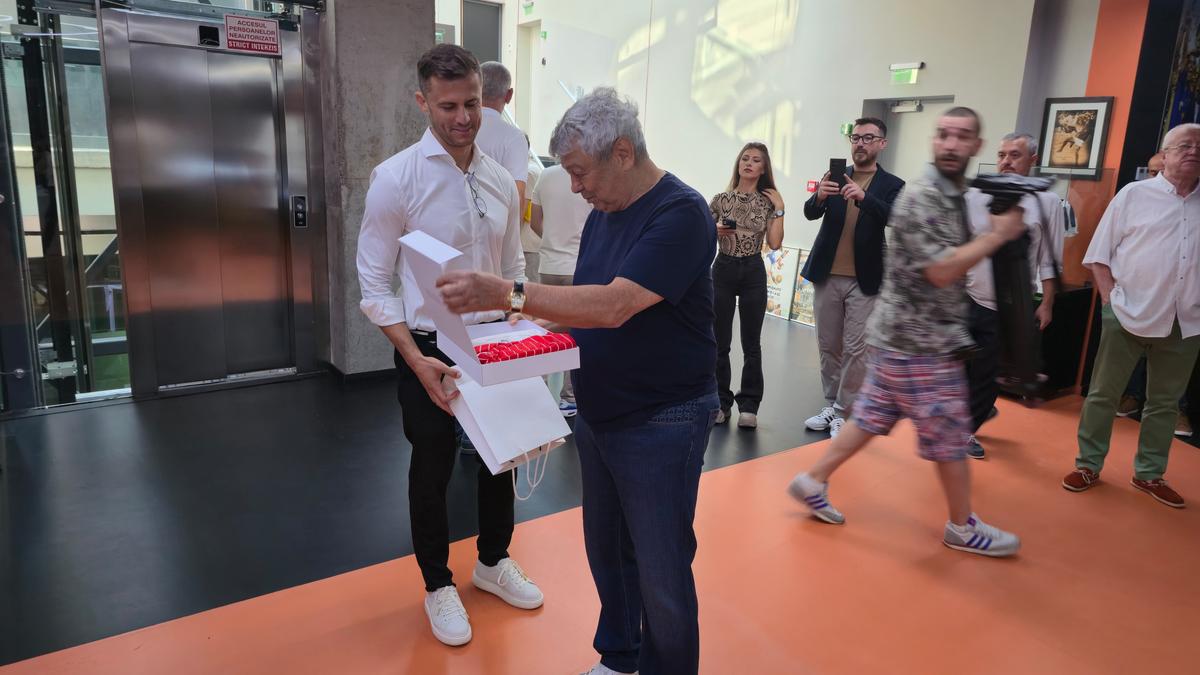 Mircea Lucescu, celebrat la Muzeul Fotbalului, cu tricoul lui Pele în spate » Cadoul special primit de la Andrei Nicolescu