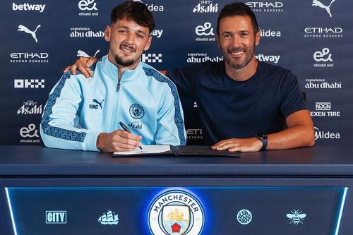 James Trafford, prezentat de Manchester City // sursă foto: X @ ManCity