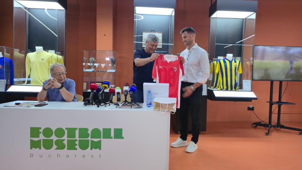 Mircea Lucescu, celebrat la Muzeul Fotbalului, cu tricoul lui Pele în spate » Cadoul special primit de la Andrei Nicolescu