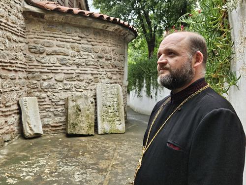 Părintele Sergiu Vlad în biserica „Sfânta Muceniță Paraschevi” din Hasköy a Parohiei Ortodoxe Române din Istanbul
Foto Eduard Apostol