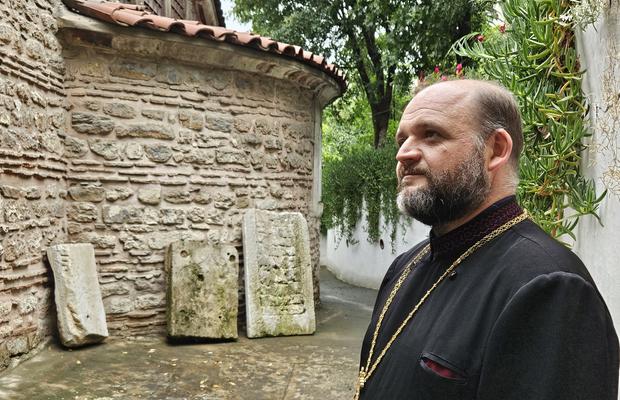 Fotbal printre icoane » Părintele singurei biserici românești din Istanbul: „Traducerea pisaniei lui Constantin Brâncoveanu se datorează lui Mircea Lucescu”