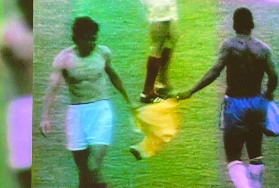 Momentul în care Lucescu și Pele au făcut schimb de tricouri la Mondialul mexican din 1970 A murit Mircea Lucescu » Maestru al fotbalului, arhitect al tacticii moderne, unul dintre cei mai titrați antrenori din istorie