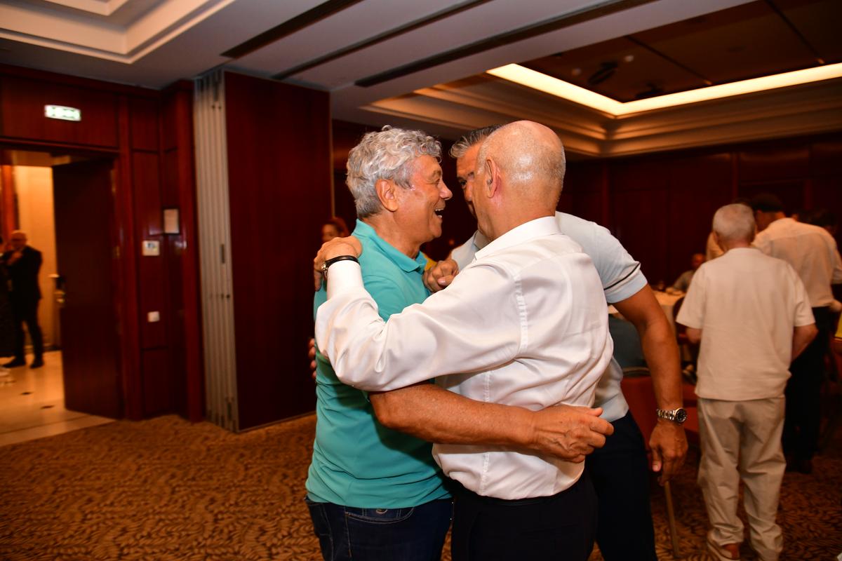 L-au făcut pe Copos să scoată banii! Imagini printre mese de la petrecerea lui Mircea Lucescu » Momentul care a declanșat o criză de râs