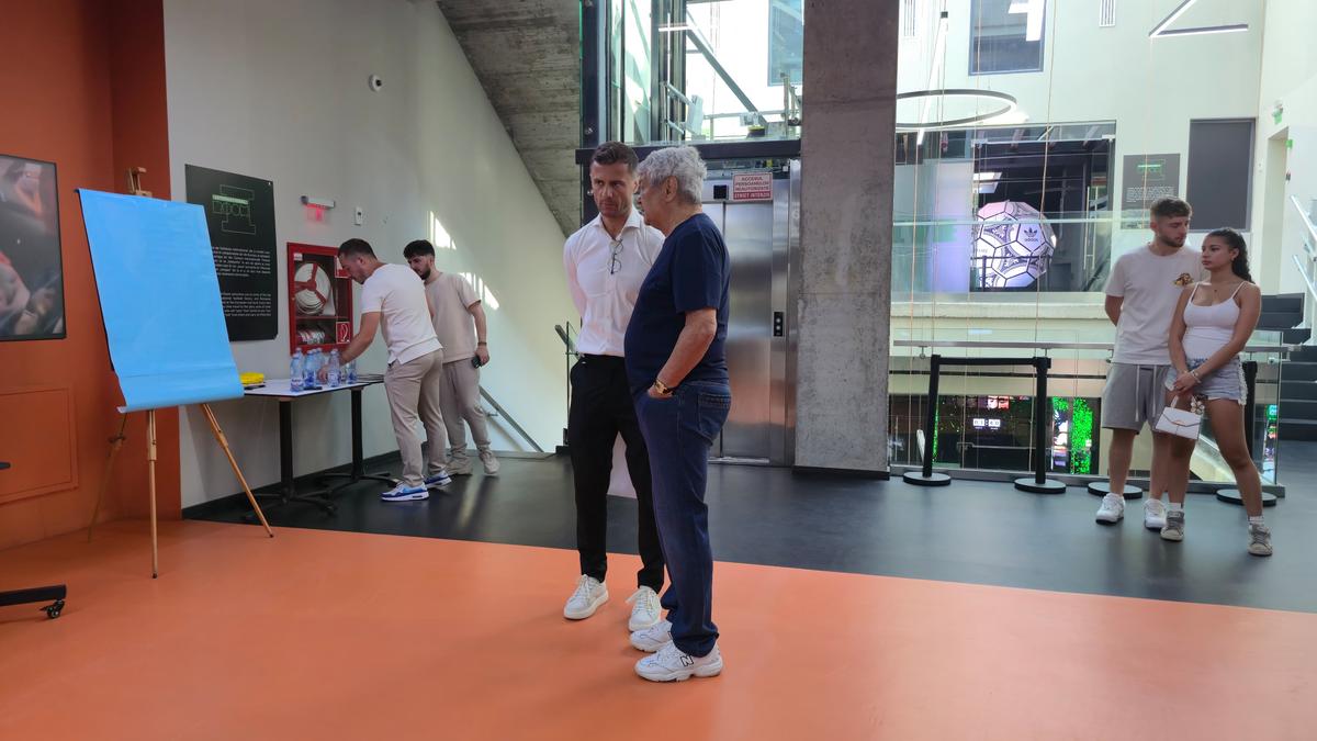 Mircea Lucescu, celebrat la Muzeul Fotbalului, cu tricoul lui Pele în spate » Cadoul special primit de la Andrei Nicolescu