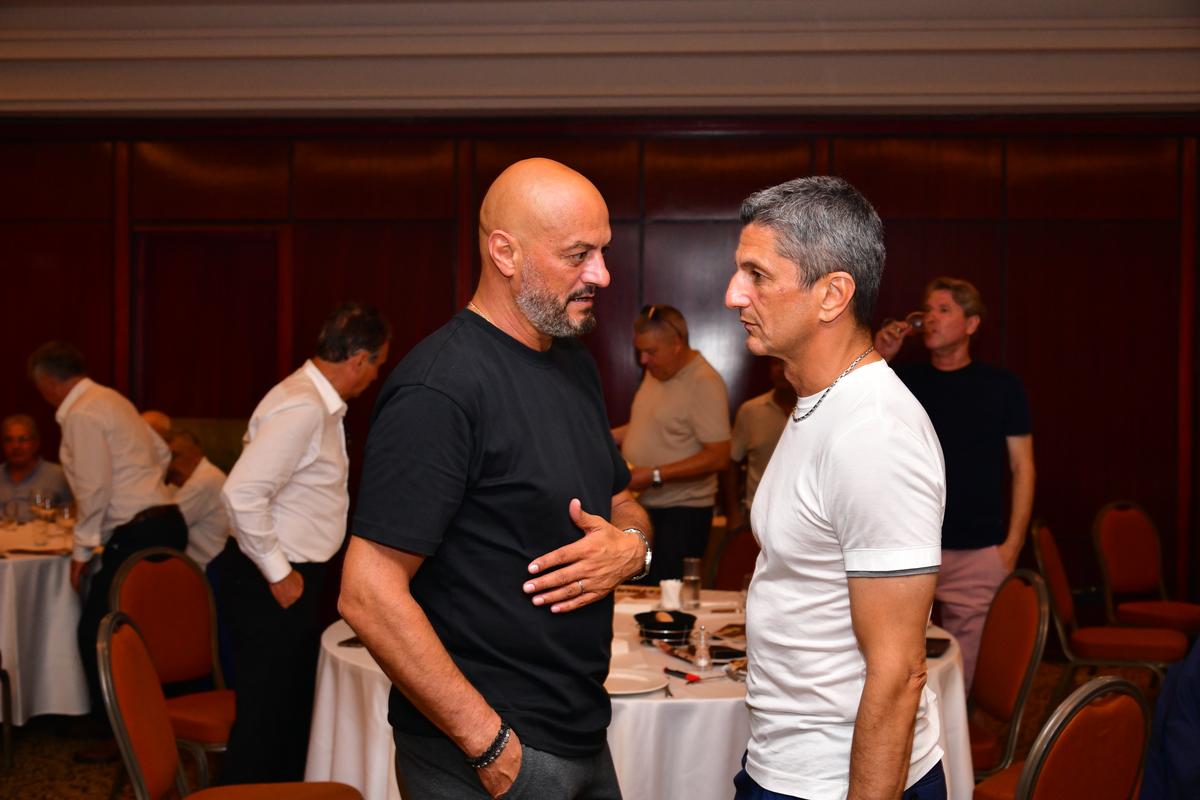 L-au făcut pe Copos să scoată banii! Imagini printre mese de la petrecerea lui Mircea Lucescu » Momentul care a declanșat o criză de râs