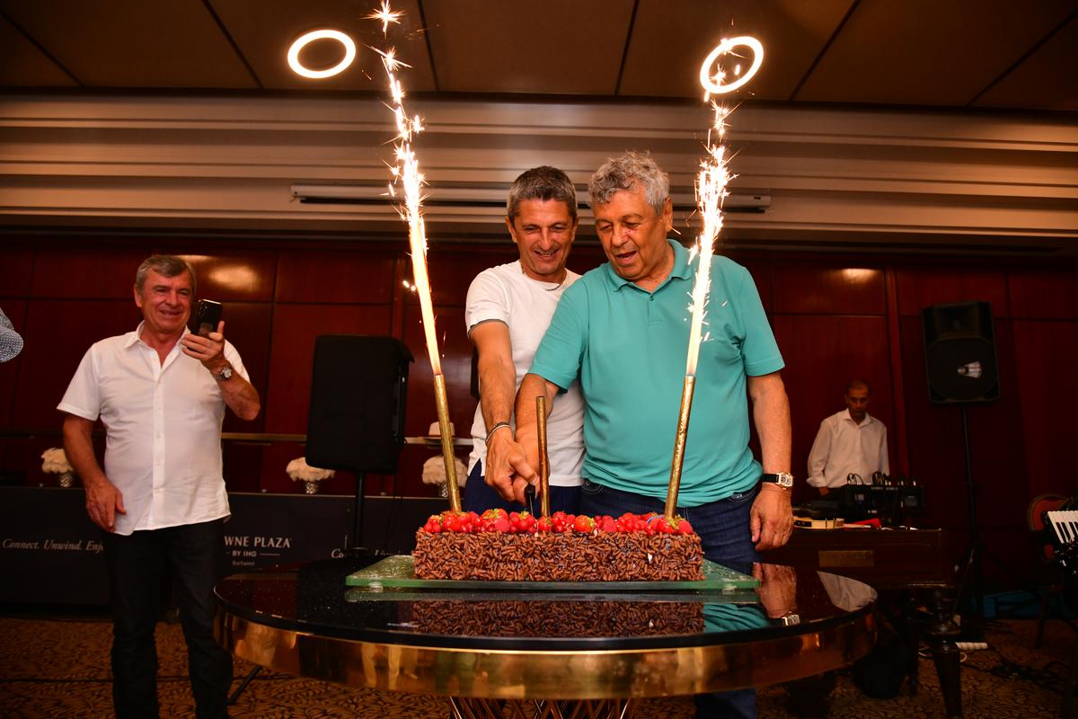 Imagini memorabile de la petrecerea lui Mircea Lucescu! George Copos a „rupt ariciul” buzunarului și a aruncat timid cu bani în lăutari