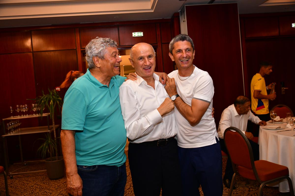 L-au făcut pe Copos să scoată banii! Imagini printre mese de la petrecerea lui Mircea Lucescu » Momentul care a declanșat o criză de râs
