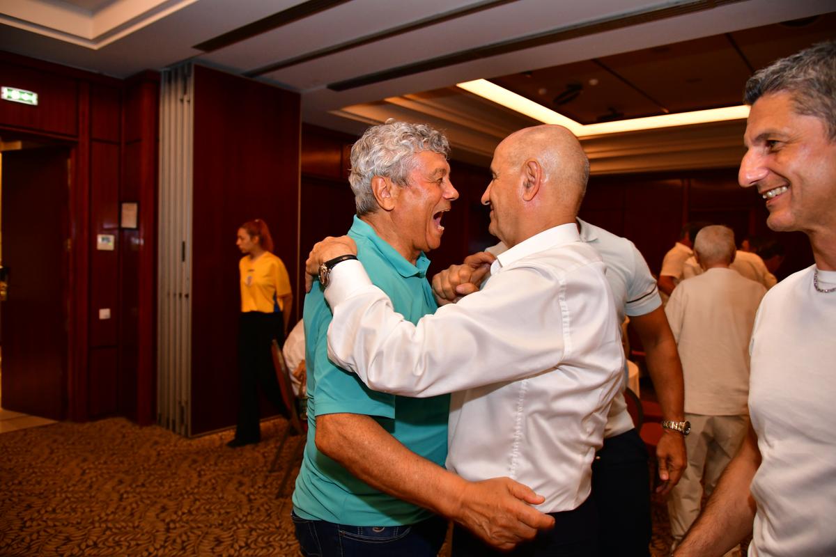 L-au făcut pe Copos să scoată banii! Imagini printre mese de la petrecerea lui Mircea Lucescu » Momentul care a declanșat o criză de râs