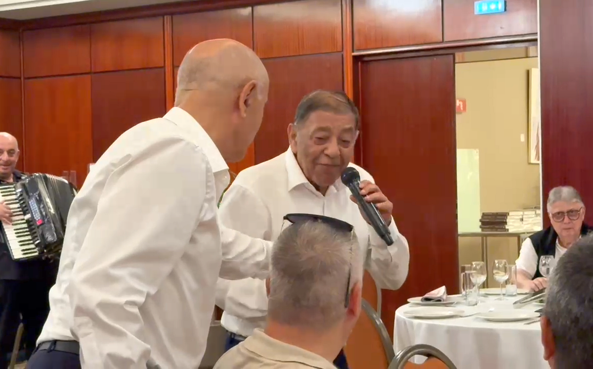 L-au făcut pe Copos să scoată banii! Imagini printre mese de la petrecerea lui Mircea Lucescu » Momentul care a declanșat o criză de râs