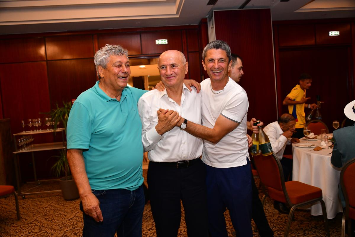 L-au făcut pe Copos să scoată banii! Imagini printre mese de la petrecerea lui Mircea Lucescu » Momentul care a declanșat o criză de râs