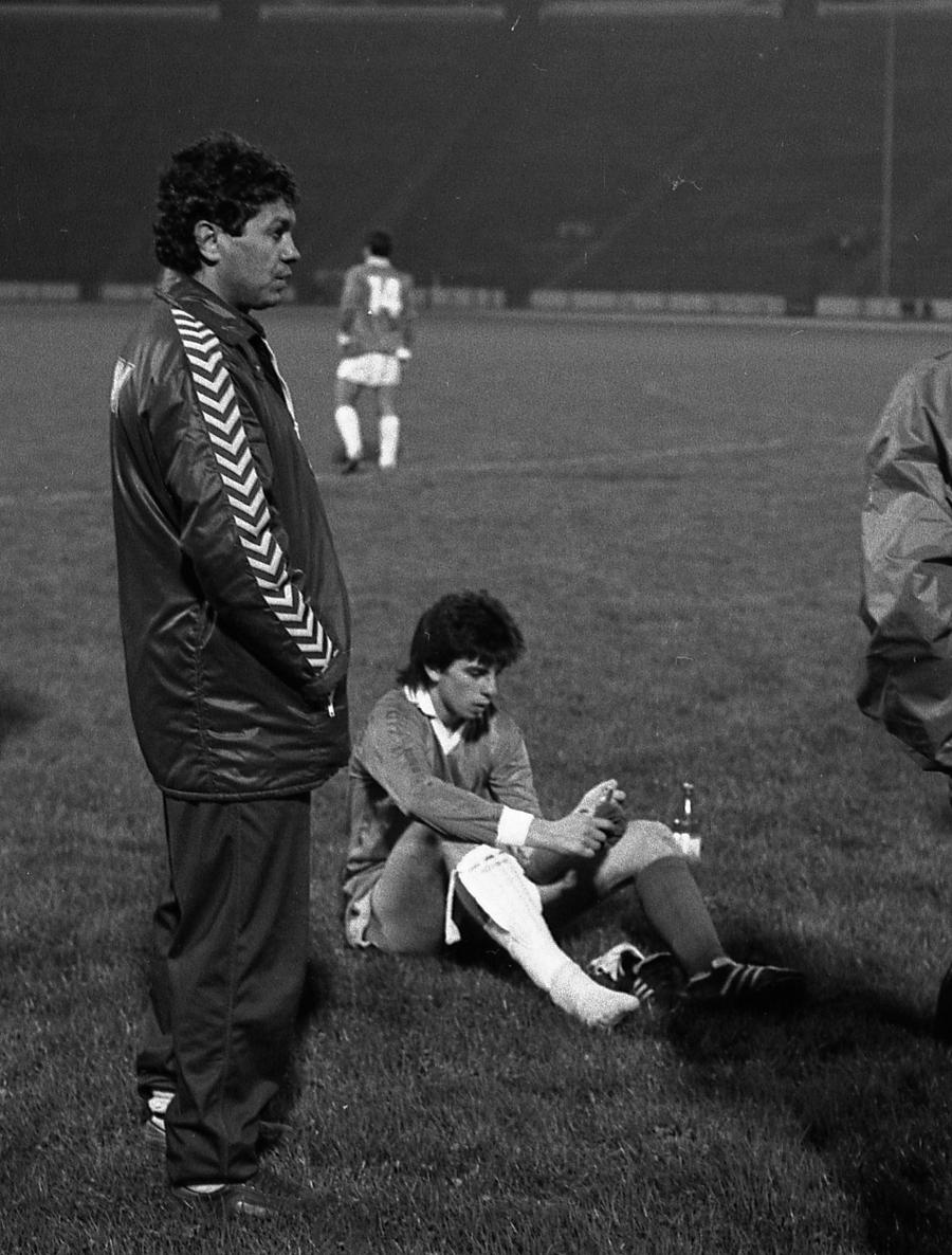 Mircea Lucescu alături de Ionuț Lupescu, unul dintre tinerii pe care i-a promovat la Dinamo în anii '80. Foto: Arhiva GSP A murit Mircea Lucescu » Maestru al fotbalului, arhitect al tacticii moderne, unul dintre cei mai titrați antrenori din istorie