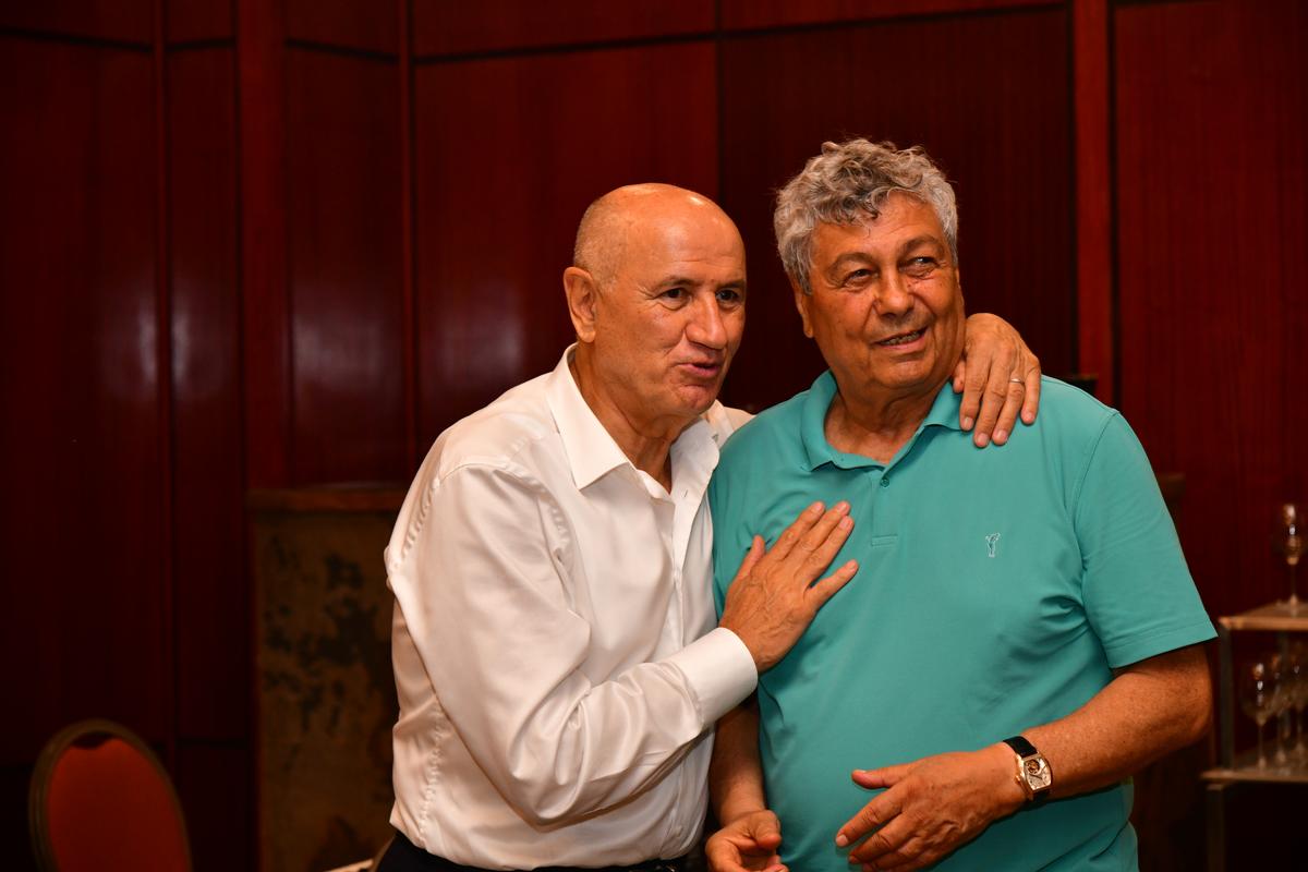Imagini memorabile de la petrecerea lui Mircea Lucescu! George Copos a „rupt ariciul” buzunarului și a aruncat timid cu bani în lăutari