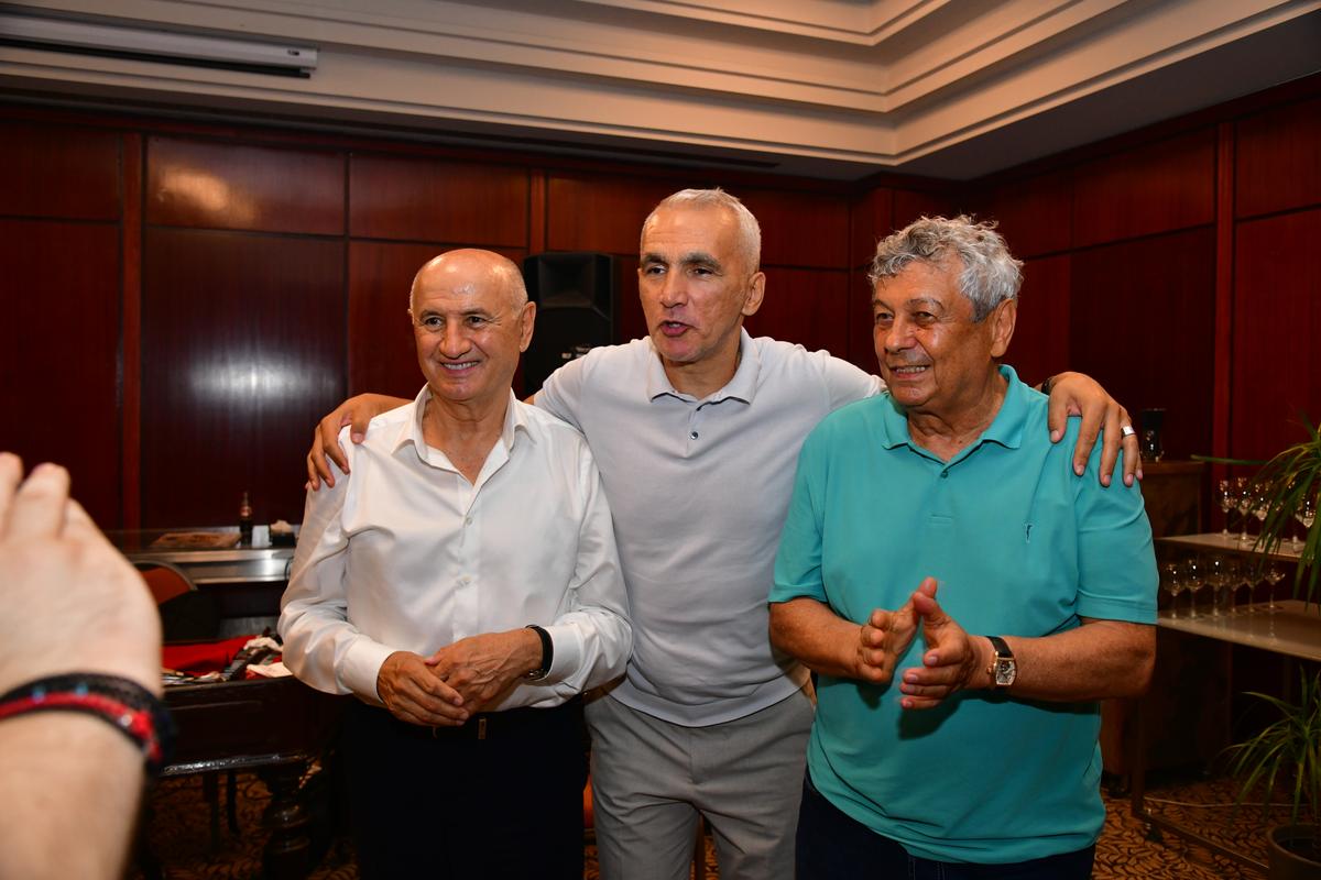 Imagini memorabile de la petrecerea lui Mircea Lucescu! George Copos a „rupt ariciul” buzunarului și a aruncat timid cu bani în lăutari