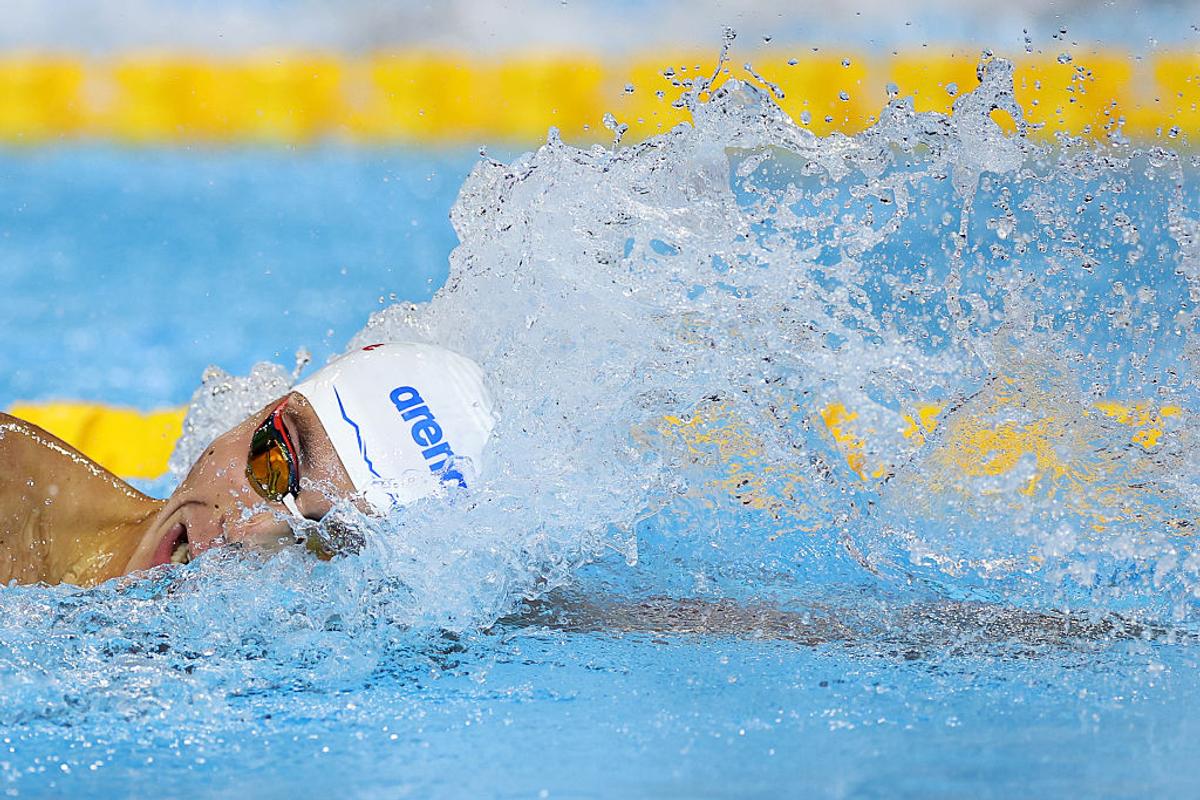 David Popovici, medalie de aur la 200 m liber la Campionatele Mondiale de natație din Singapore » Revenire COLOSALĂ