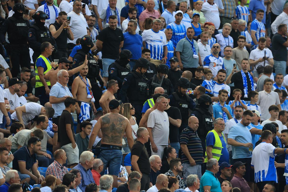 Răfuială în tribune la Craiova - Levski! Jandarmii au intervenit de urgență