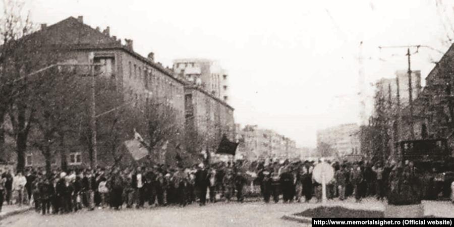 În 15 noiembrie 1987, brașovenii au ieșit în stradă spre a se revolta împotriva regimului Ceaușescu, un epsiod înăbușit cu furie de puterea comunistă. Foto: memorialulsighet.ro Avem TOATE notele informative scrise pentru Securitate de Dan Șucu, alias „Mircea Crișan”: „Sar în evidență dinții săi de aur” + Cum îl turna pe atașatul militar SUA