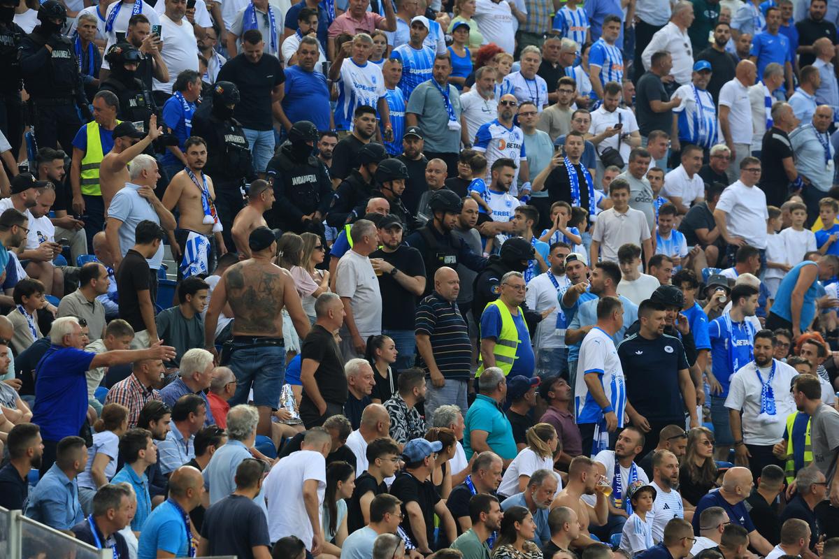 Răfuială în tribune la Craiova - Levski! Jandarmii au intervenit de urgență