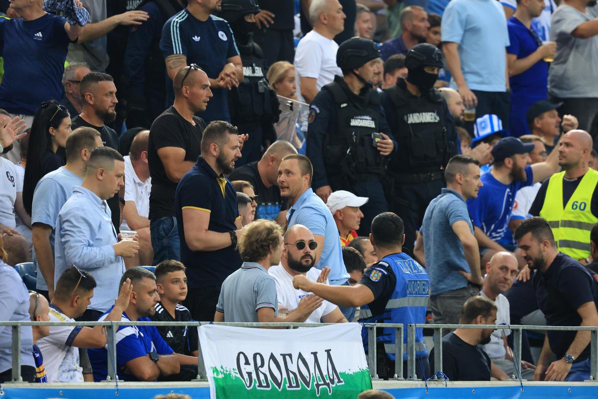 Răfuială în tribune la Craiova - Levski! Jandarmii au intervenit de urgență
