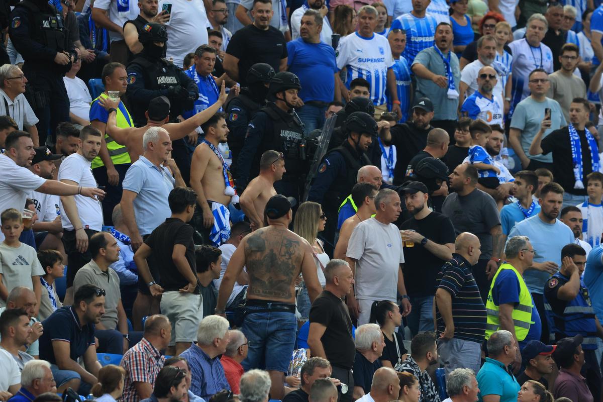 Răfuială în tribune la Craiova - Levski! Jandarmii au intervenit de urgență