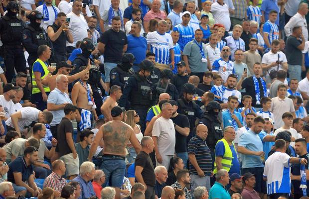 Răfuială în tribune la Craiova - Levski! Jandarmii au intervenit de urgență
