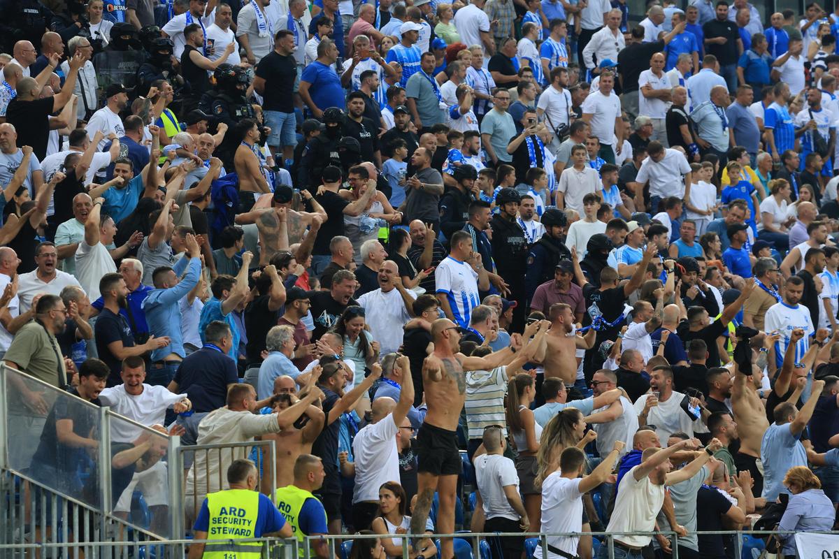 Răfuială în tribune la Craiova - Levski! Jandarmii au intervenit de urgență