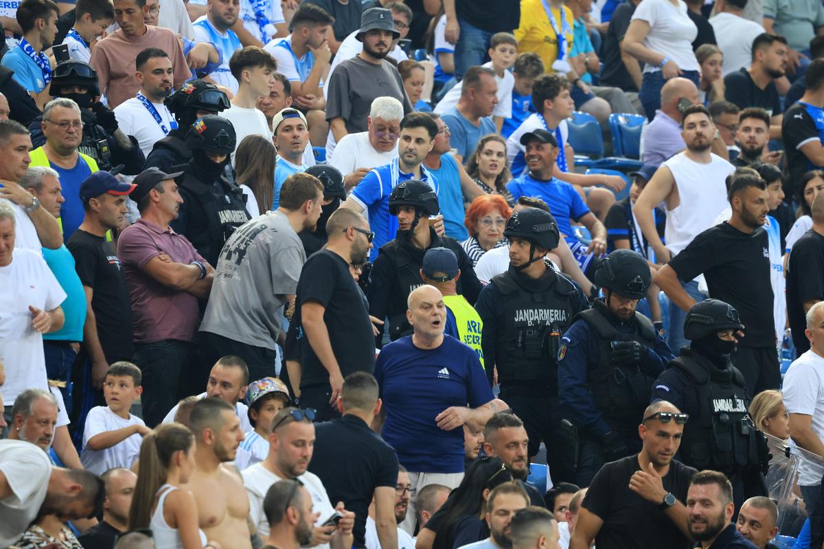 Răfuială în tribune la Craiova - Levski! Jandarmii au intervenit de urgență