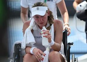 Momente de panică la Memphis! Jucătoarea de tenis a leșinat și a avut nevoie de scaun cu rotile pentru a părăsi arena