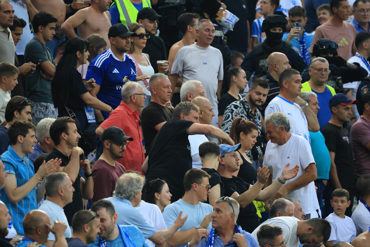 Răfuială în tribune la Craiova - Levski! Jandarmii au intervenit de urgență