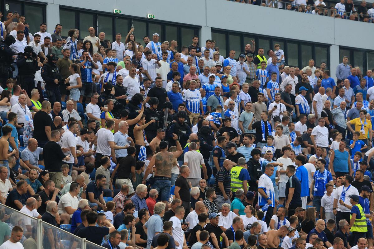 Răfuială în tribune la Craiova - Levski! Jandarmii au intervenit de urgență
