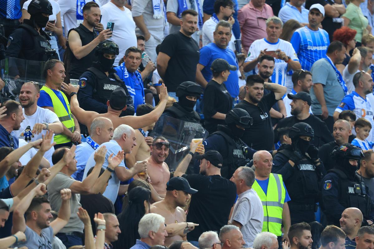 Răfuială în tribune la Craiova - Levski! Jandarmii au intervenit de urgență