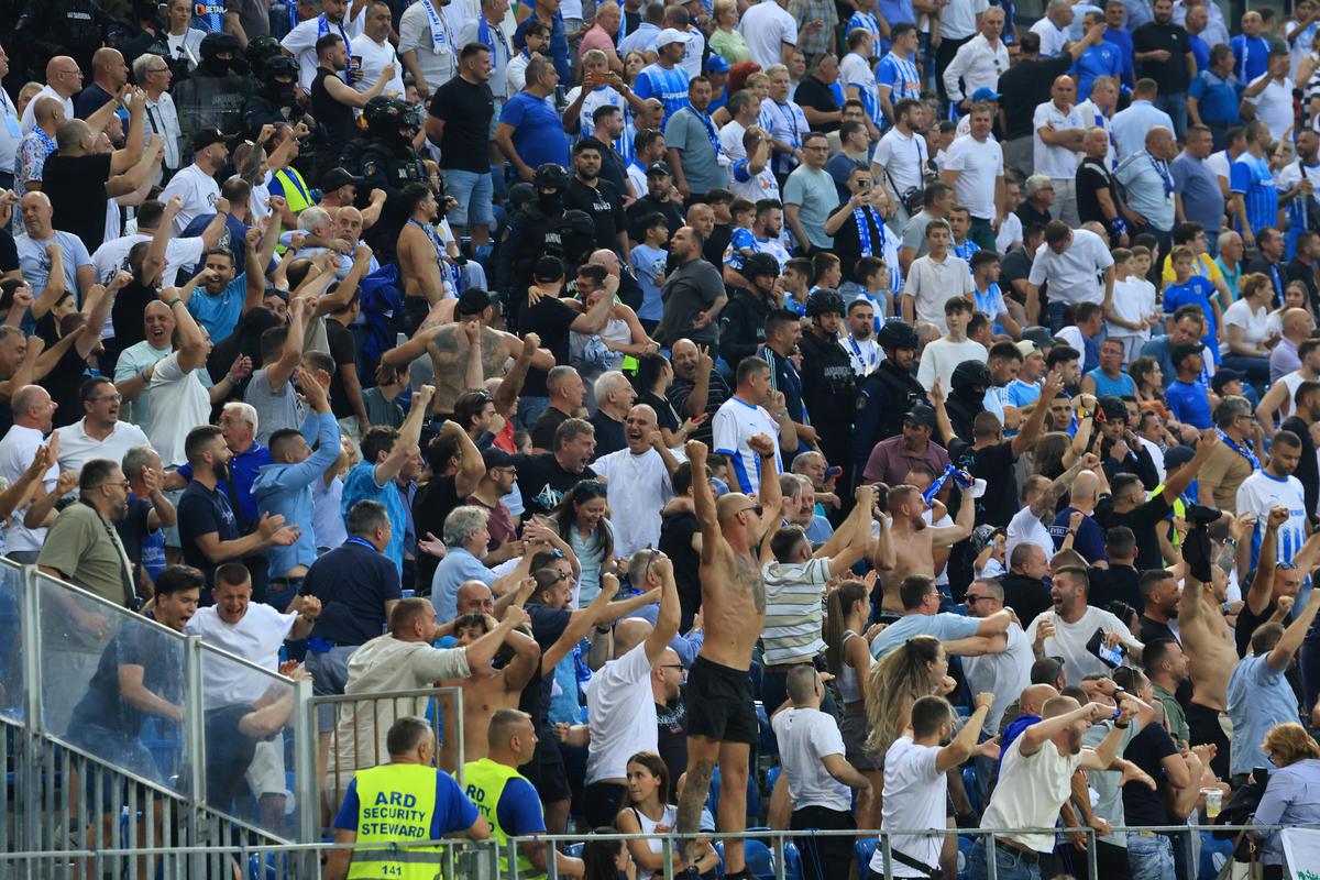 Răfuială în tribune la Craiova - Levski! Jandarmii au intervenit de urgență