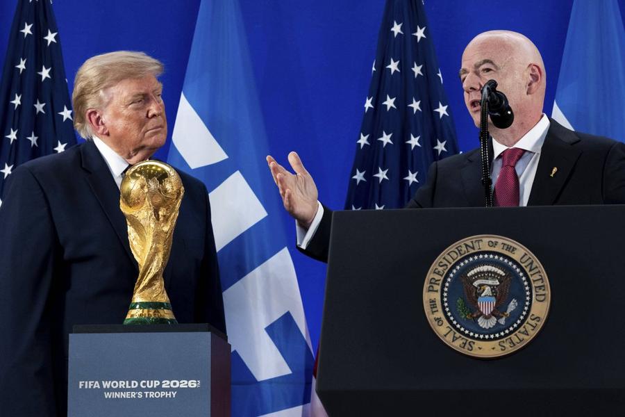 Sepp Blatter îi critică pe Donald Trump și Gianni Infantino // foto: imago images Parlamentul Europei atacă planul FIFA de Mondiale: „Țineți interesele private departe de sportul nostru!” » Vicepreședinta Roxana Mânzatu îi susține criticile dure