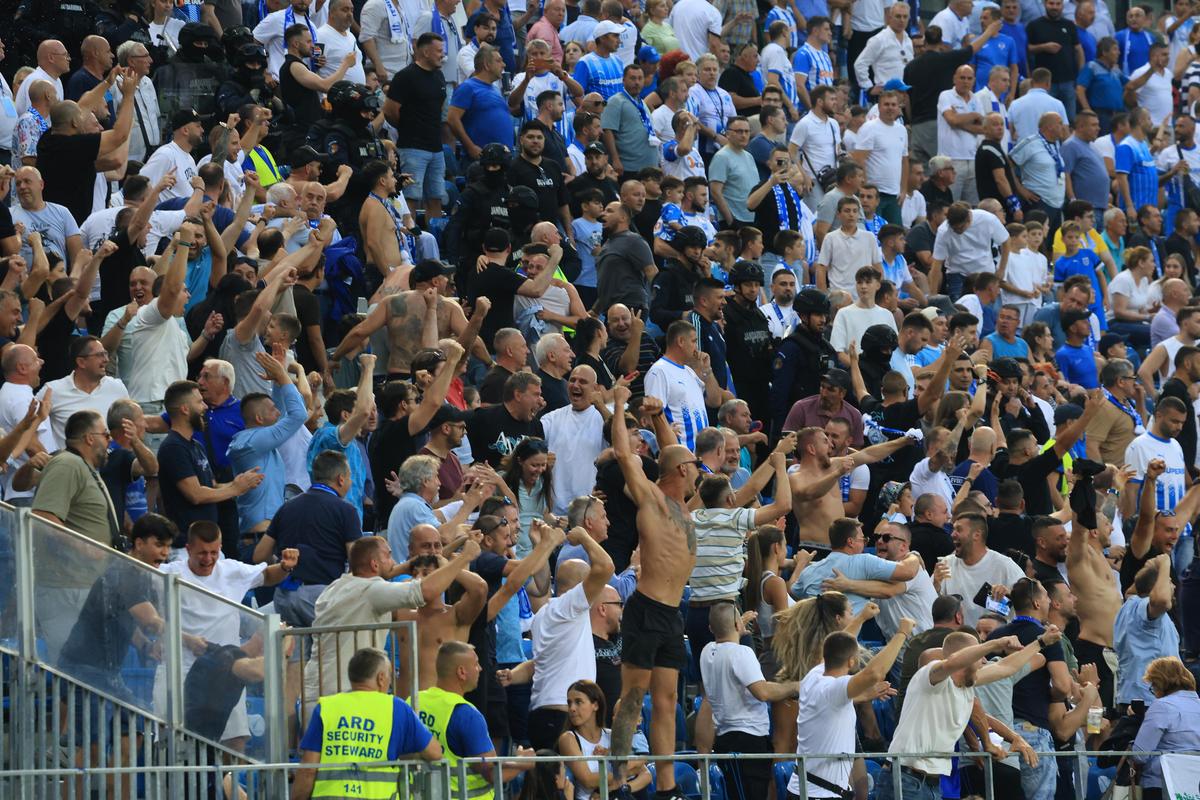 Răfuială în tribune la Craiova - Levski! Jandarmii au intervenit de urgență