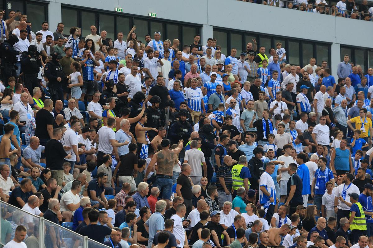 Răfuială în tribune la Craiova - Levski! Jandarmii au intervenit de urgență