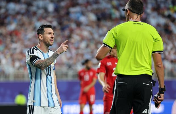 Arbitrul de la Argentina - Elveția a explicat eliminarea controversată și conflictul cu Messi: „Decizia ar fi fost exact aceeași”