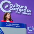 Roxana Mînzatu (stânga), vicepreședinta Comisiei Europene și comisarul pentru drepturi sociale și competențe, locuri de muncă de calitate și pregătire, și Glenn Micallef, comisarul pentru echitate intergenerațională, tineret, cultură și sport