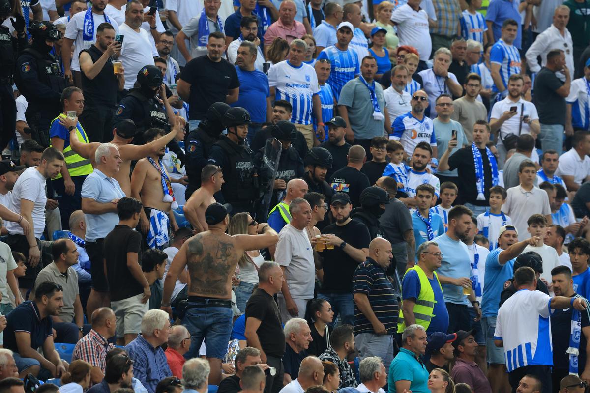 Răfuială în tribune la Craiova - Levski! Jandarmii au intervenit de urgență