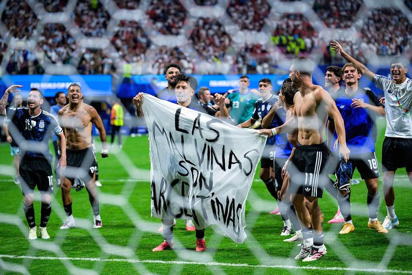 Lisandro Martinez, afișând bannerul care i-a iritat pe englezi // foto: Imago Images