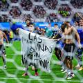 Lisandro Martinez, afișând bannerul care i-a iritat pe englezi // foto: Imago Images