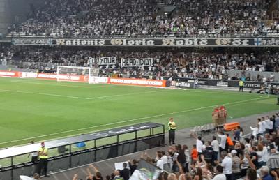 GUIMARAES - FCSB 1-0 // FOTO Fanii portughezi, mesaj uriaș adresat lui Becali: „Taie-ți capul, idiotule!” » Gigi a reacționat imediat după meci