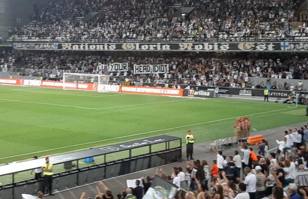 GUIMARAES - FCSB 1-0 // FOTO Fanii portughezi, mesaj uriaș adresat lui Becali: „Taie-ți capul, idiotule!” » Gigi a reacționat imediat după meci
